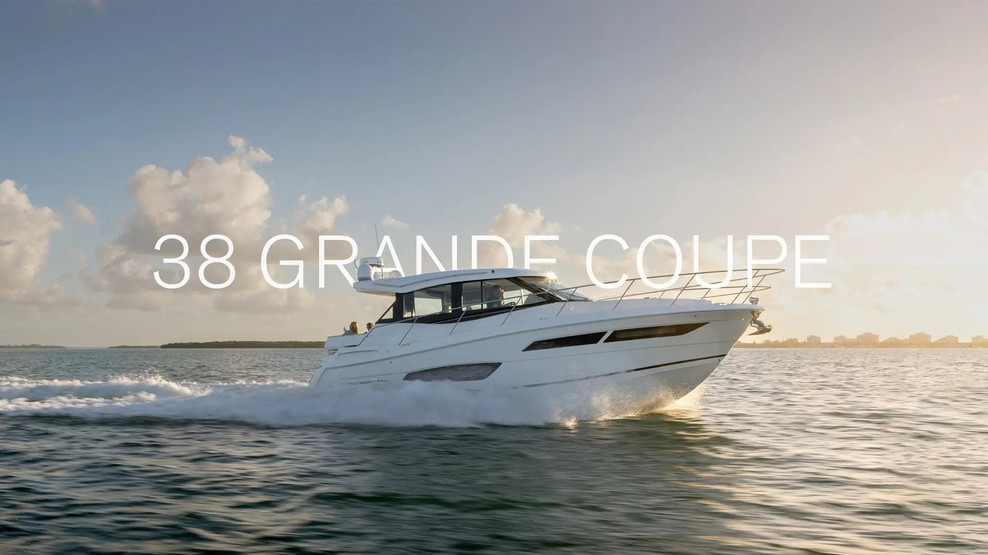 Regal 38 Grande Coupe underway