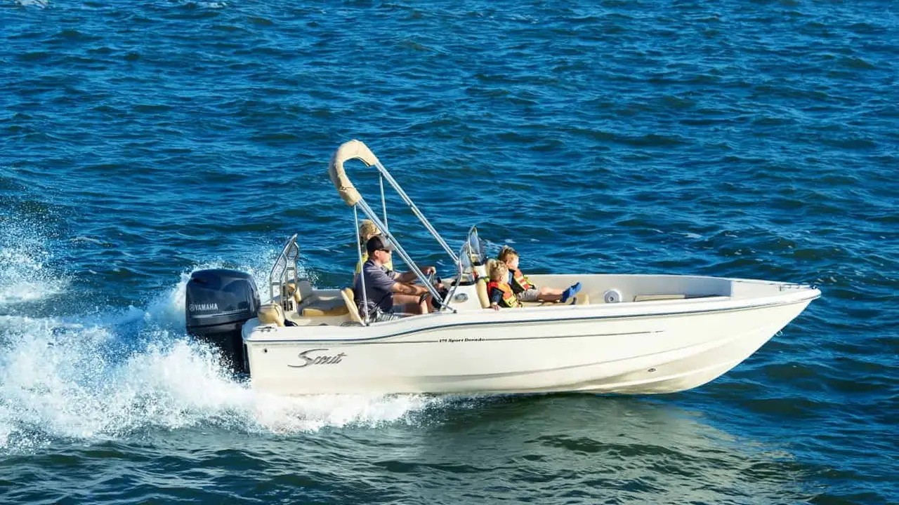 Scout 175 Sport Dorado underway