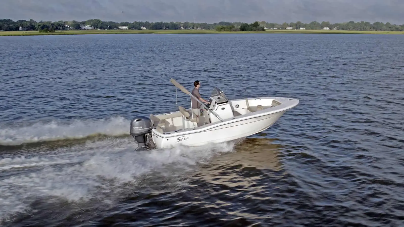 Scout 195 Sport Dorado underway